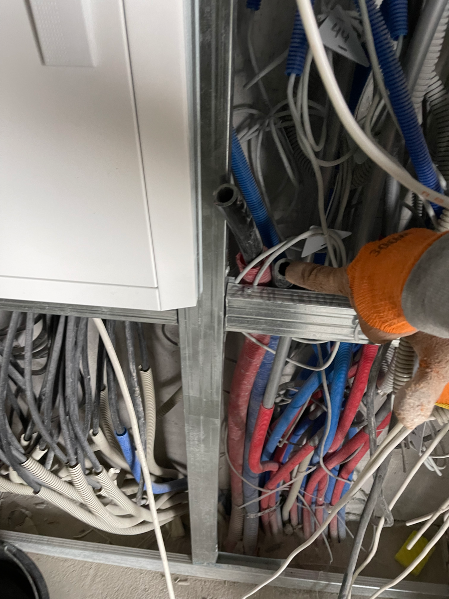 Силовой электрощит и вода с отоплением, все в перемешку....(ПУЭ п.7.1.28 гласит расстояние между щитком и трубопроводами и канализацией минимум 1м)