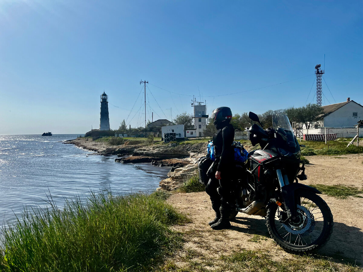 Маяк на мысе Тарханкут. Охраняемая территория, поэтому ближе не подъехать.