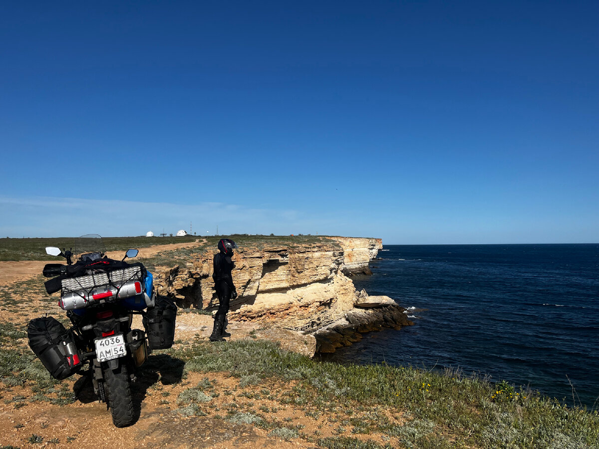 Вдоль берега можно проехать на мотоцикле или на автомобиле.