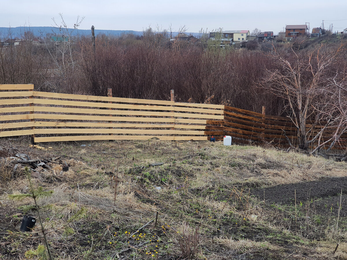 В ппрцессе покраски забора отработкой.