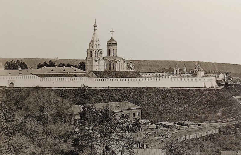 В старину Рождественский собор и колокольня являлись доминантами крутого клязьменского откоса.