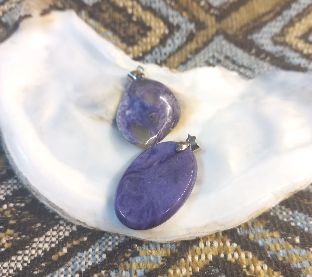 На нижнем видны морозные разводы