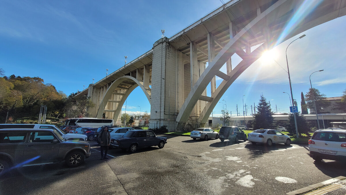 Марко на фоне моста. Удивился его большим размерам, сказал, в Чили таких практически не строят