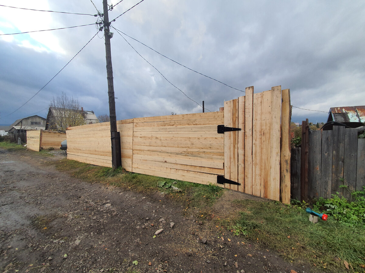 Только закончил установку калитки и сразу сфотографировал.