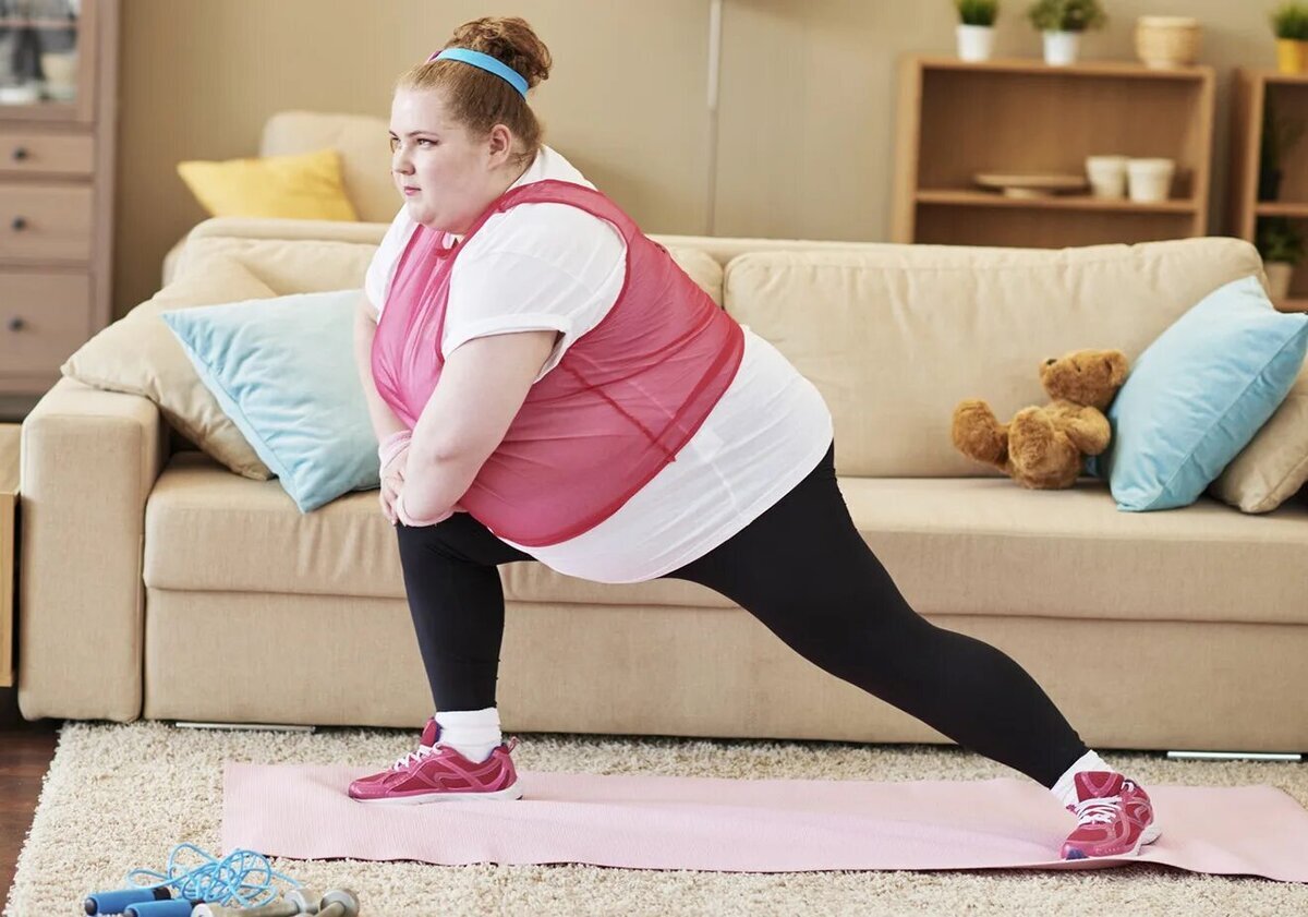 Полная женщина занимается спортом. Бег девушки. Толстый тренируется. Спортивные люди. Толстый человек на пробежке.