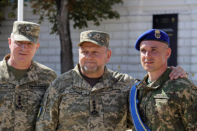 ВАЛЕРИЙ ЗАЛУЖНЫЙ (В ЦЕНТРЕ). ФОТО: YEVHEN KOTENKO/KEYSTONE PRESS AGENCY/GLOBALLOOKPRESS