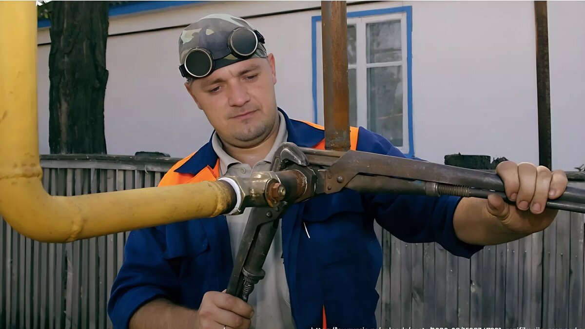     В отличие от других российских компаний, которые развернулись на Восток, Газпрому ничего не оставалось делать, как заняться газификацией внутри страны. По плану, газовщики должны тянуть трубы и доводить газ до потребителя сами. На деле они отбирают уже построенные трубопроводы другими — бесплатно.