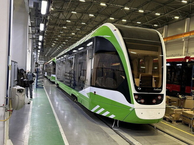 В понедельник утром, 4 декабря, в Курск доставили три новых трамвая «Львенок». К слову, первый вагон для обучения водителей привезли в областной центр год назад.Всего до конца года в регион поступят еще 4 единицы. А в следующем году Курская область получит 14 трамваем.Первый маршрут планируют запустить уже в марте. Кроме того, в областном центре полным ходом идет модернизация трамвайных путей. Обновят почти 42 км трамвайных путей. Первый этап намерены завершить предстоящей весной.Вагон «Львенка» рассчитан на 40 посадочных мест. Его максимальная вместимость – 160 пассажиров.