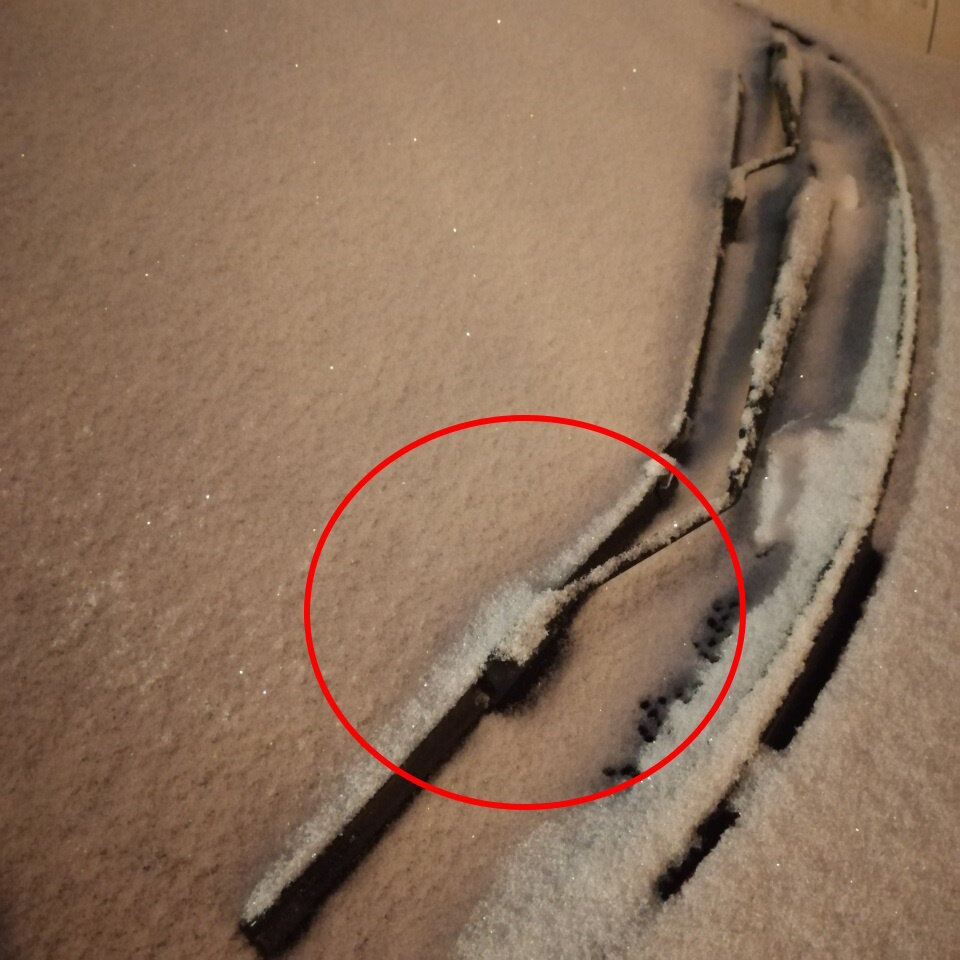 Примерзший дворник к стеклу автомобиля