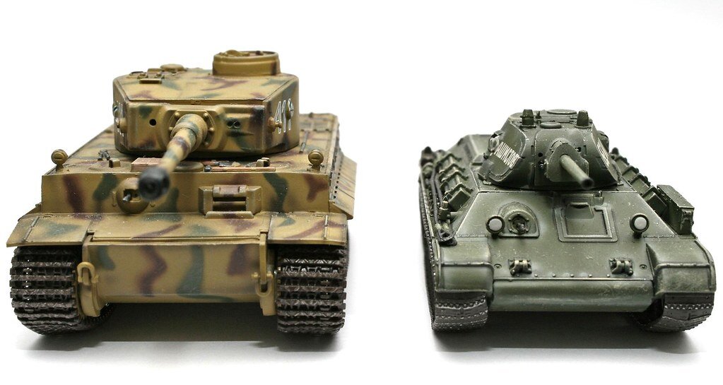 Как видите, Т-34 был куда меньше Т-VI, да и 76-мм пушка Ф-34 больше высекала искры на тигровой шкуре, чем могла причинить урон бронированному монстру. 