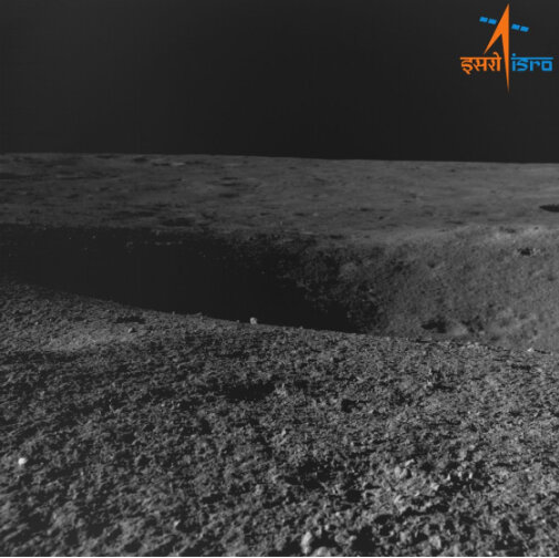 Лунный кратер на пути лунохода «Прагъян» — снимок навигационной камеры лунохода 27 августа 2023 года. ISRO.
