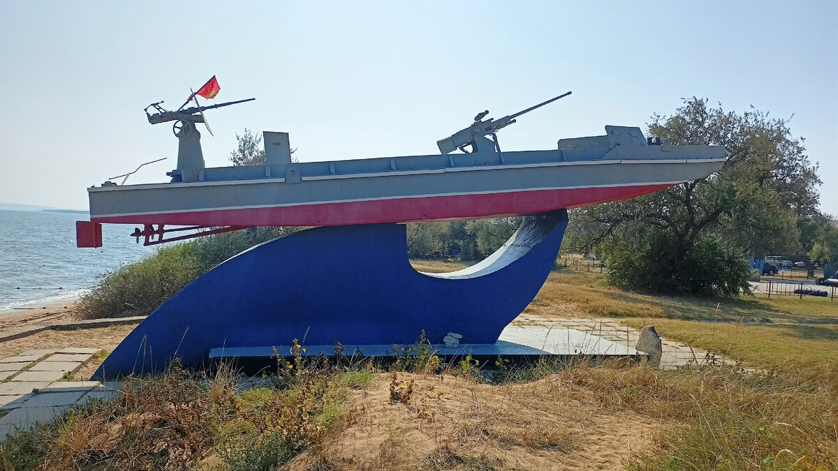 На таких катерах прибывали советские десантники в Эльтиген для освобождения Крыма от немецких оккупантов в конце 1943 года. Мотобот  воссоздан комсомольцами Керченского судостроительного завода "Залив". Фото Елены Кузнецовой.