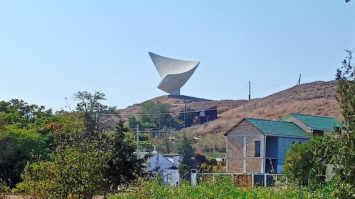Памятник "Парус" в честь погибших советских десантников, участников Эльтигенского десанта, происходившего в период октября-декабря  1943 года. Фото Елены Кузнецовой.