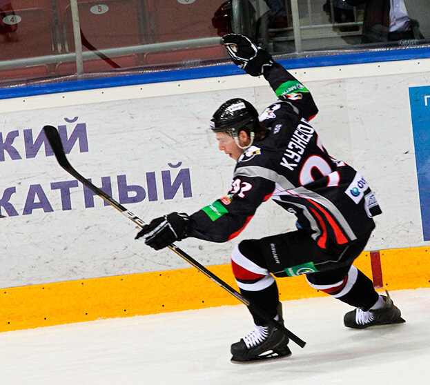    Евгений Кузнецов забивает за «Трактор» в 2010 году.Игорь Золотарев