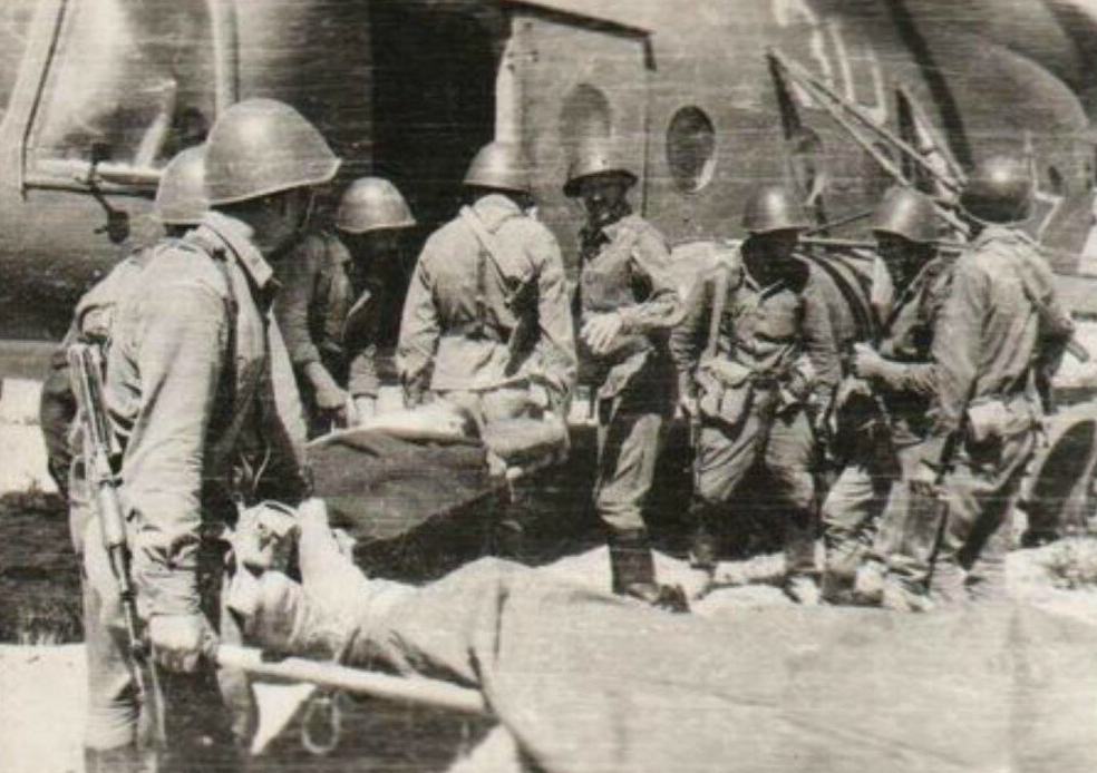 Шурави-мотострелки в Афганистане грузят раненых товарищей в вертолет. Фото из открытых источников.