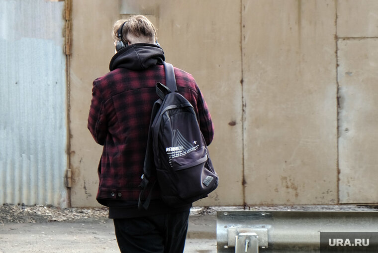    Сериал не предназначен для несовершеннолетних, у него маркировка 18+