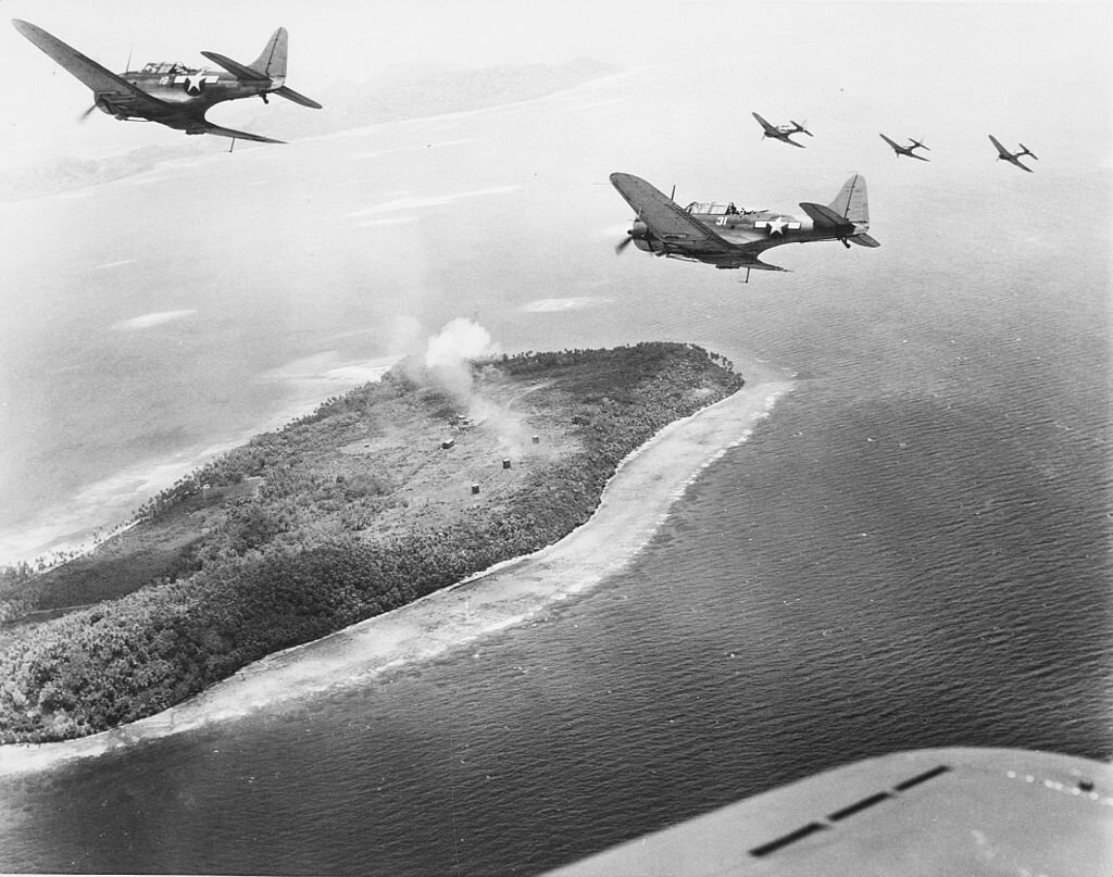 С 17 по 18 февраля 1944 года, во время войны на Тихом океане, американские военные внезапно начали воздушную атаку на острова Трук.-2