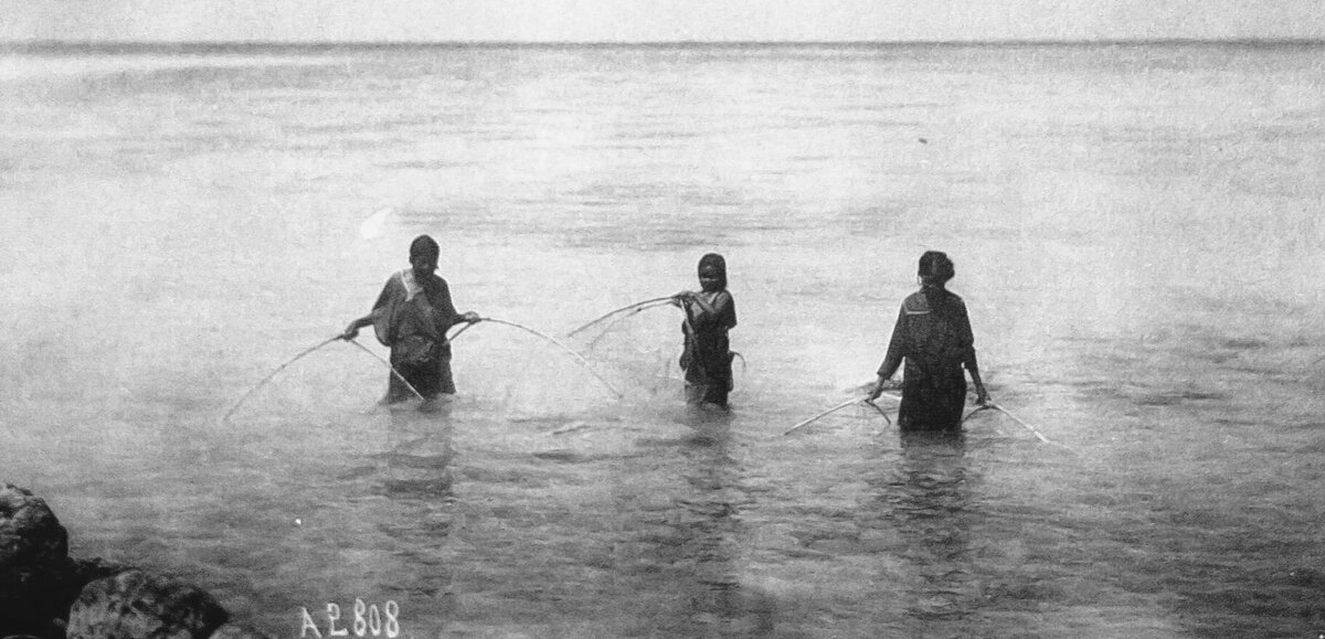 Женщины ловят рыбу на островах Трук 