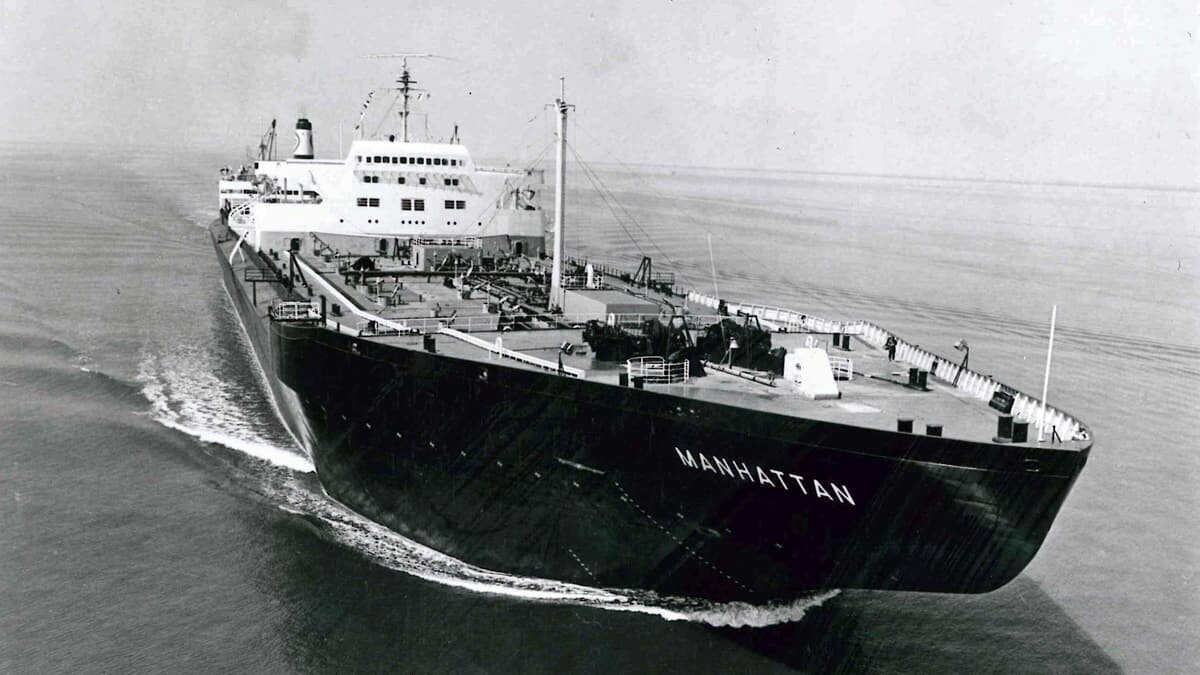 С 17 по 18 февраля 1944 года, во время войны на Тихом океане, американские военные внезапно начали воздушную атаку на острова Трук.-9