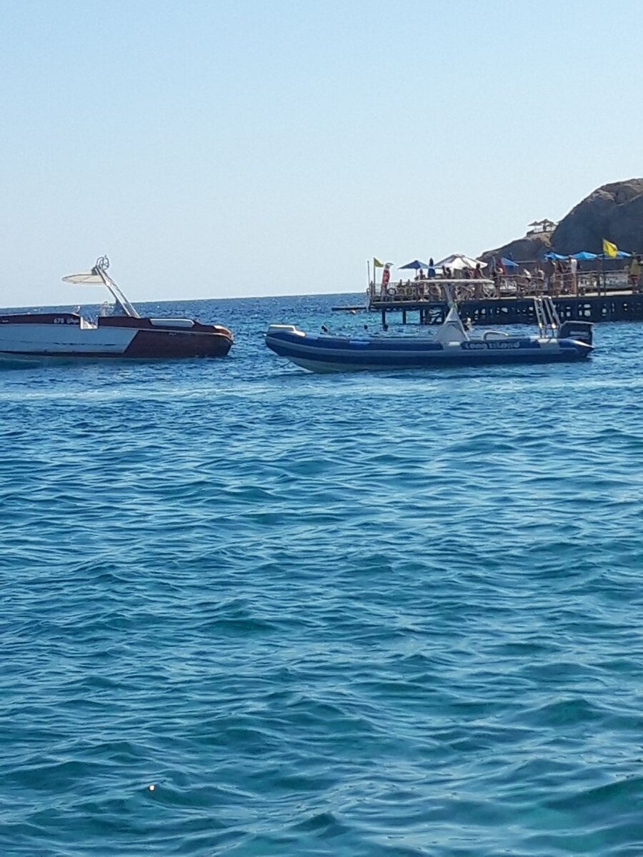 Эти снимки автора иллюстрируют движуху водного транспорта в пляжной зоне.