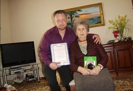 С. Герман (с векселем в руках) и Зоя Ровбель. Фото из яндекса