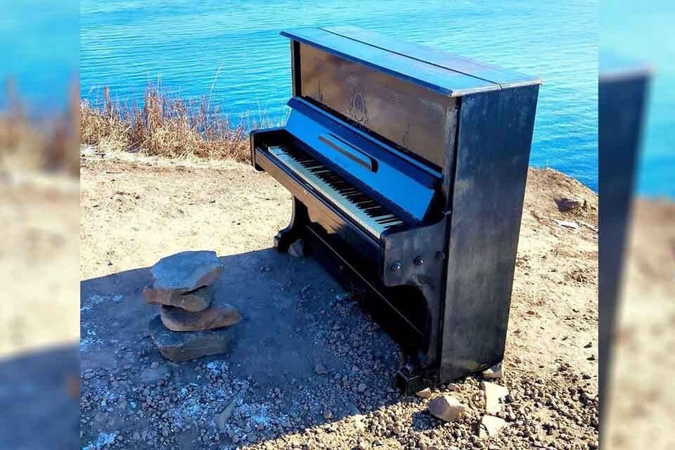    Из-за цвета новое пианино прозвали суровым. Фото: tvoeprimorye.