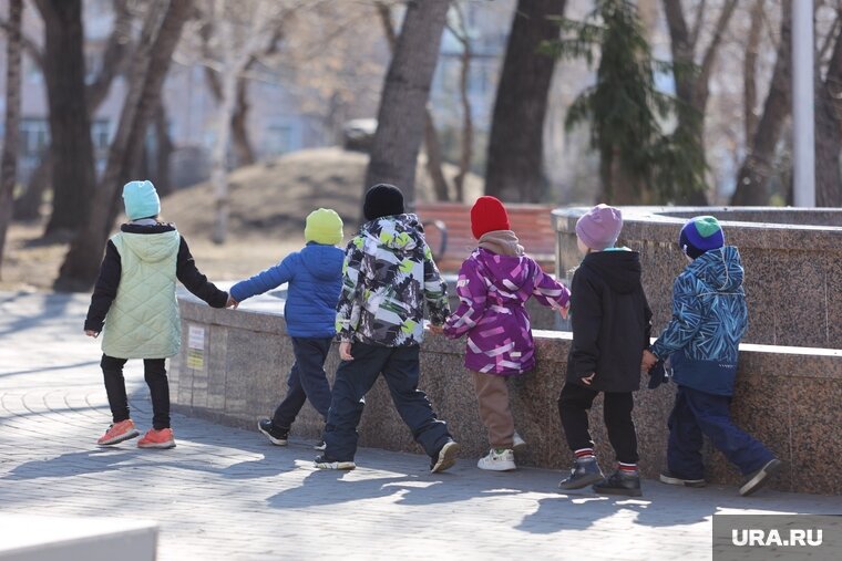    Педофилам запретят посещать детские площадки, школы и лагеря