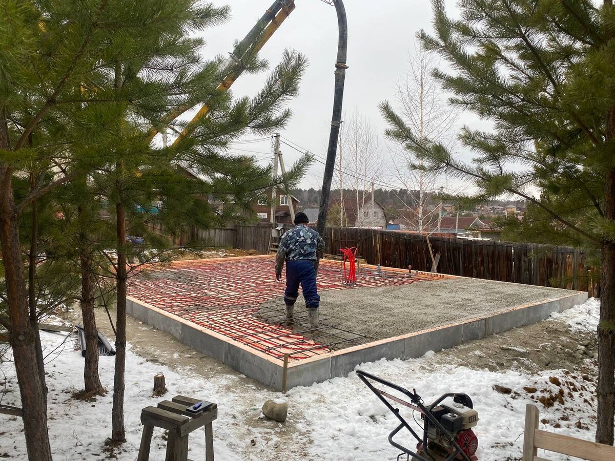 Это мы заливаем фундамент УШП для нашего клиента которому строим каркасный дом 70 м2 в поселке Маркова в Иркутской области. 3 ноября 2023 года. 