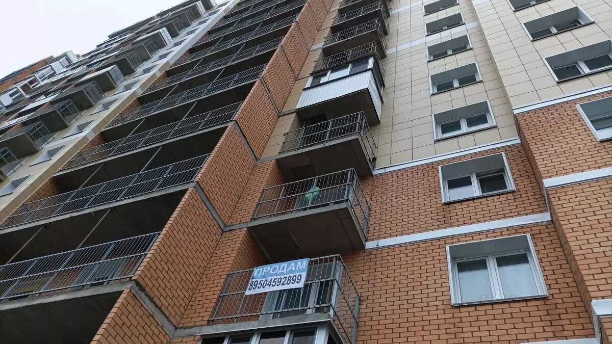    Власти Прикамья отчитались о завершившемся переселении всех жителей Березников из зоны техногенной аварии на рудниках. Домов в микрорайоне «Любимов» больше строить не планируют. Однако жить в тех, что построены за девять лет, не только некомфортно, но может оказаться и небезопасно.