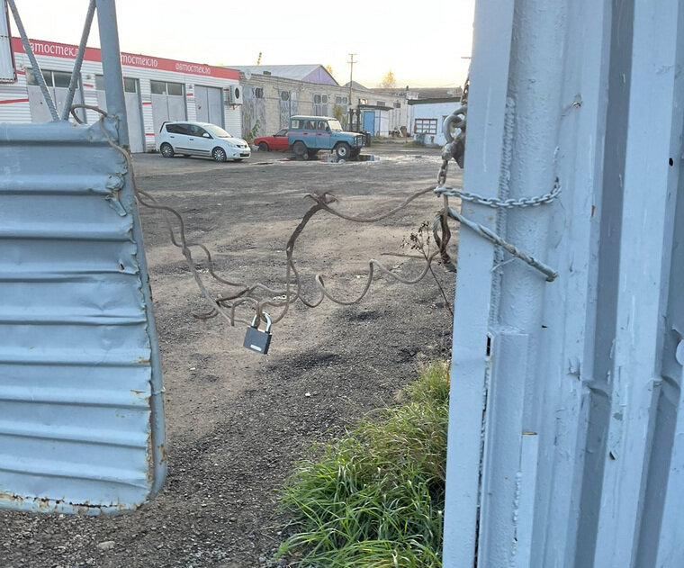    Прежний замок на воротах базы «Вторресурсы» в Кургане