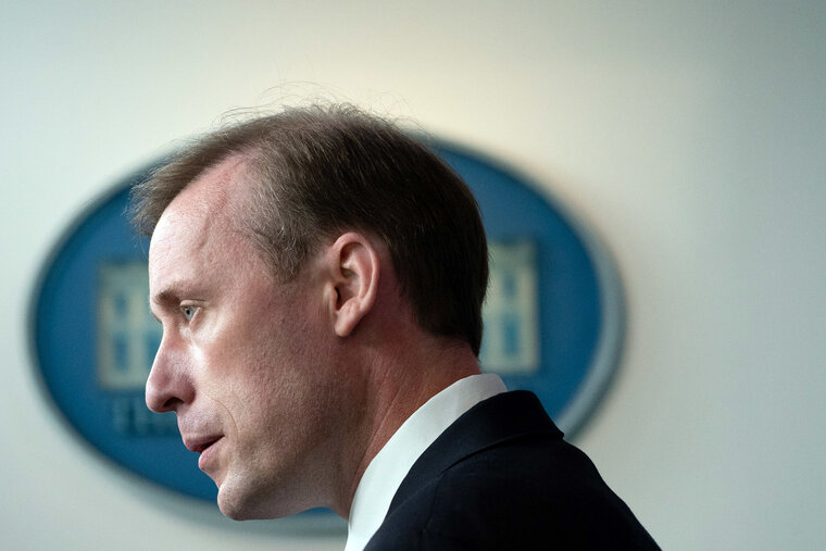    По словам Салливана, отказ от поддержки Киева упрощает победу Путина