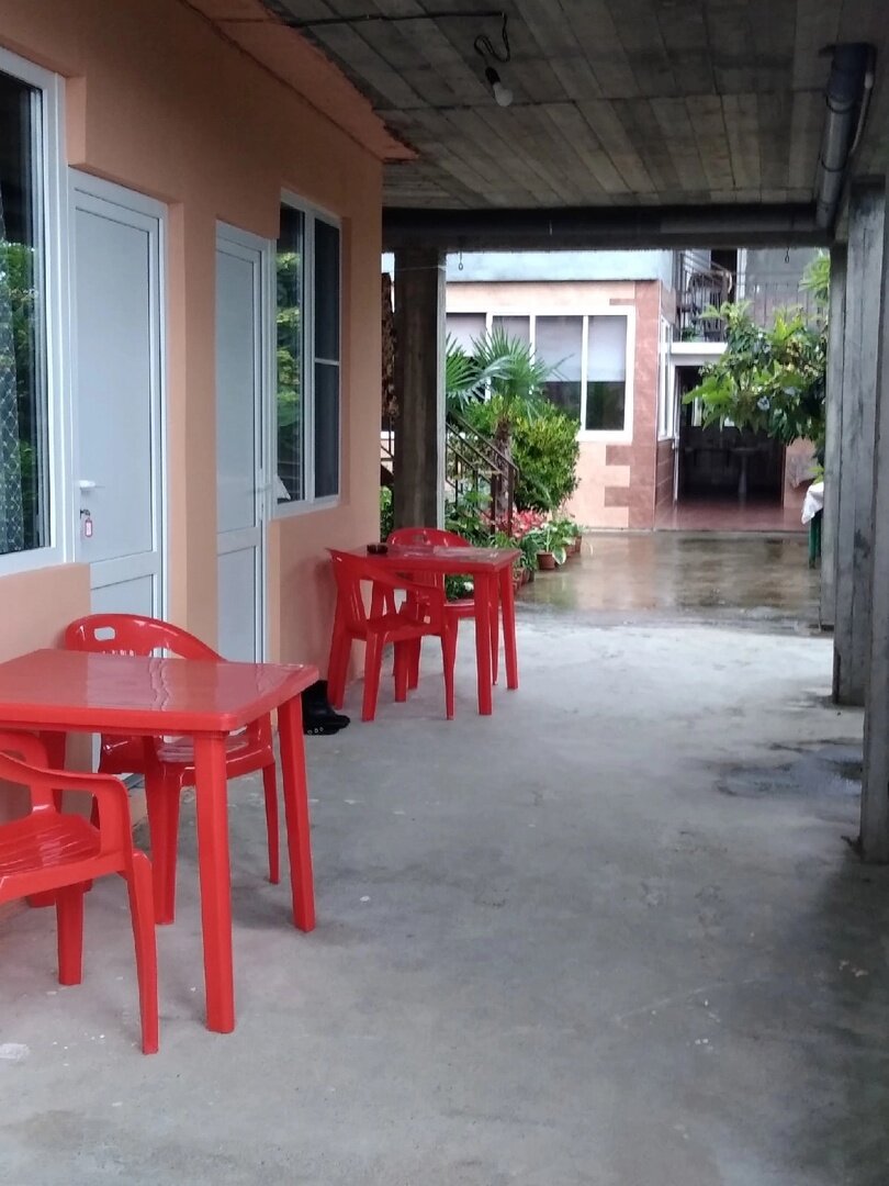 Это начало двора. Столики возле номеров.