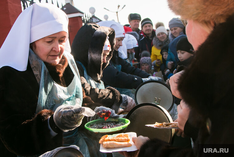    В православном центре организовали выдачу одежды и провизии нуждающимся