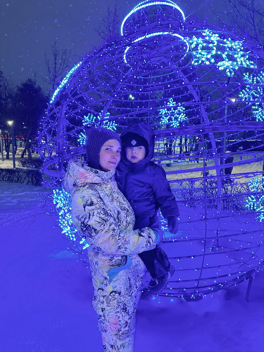 Это я хвастаюсь украшением, которое поставили в сквере недалеко от нашего дома.