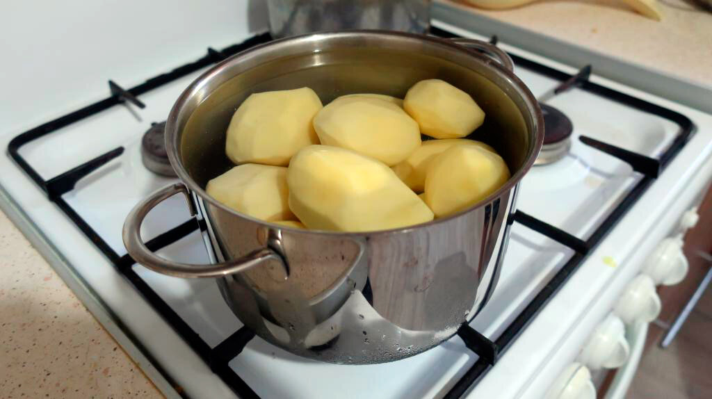 Картофель с мясом запеченный в горшочке