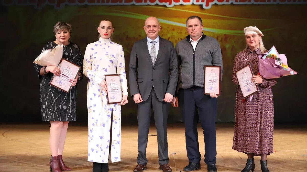     Вчера в Абакане состоялся торжественный концерт в честь тружеников села и предприятий агропромышленного комплекса.