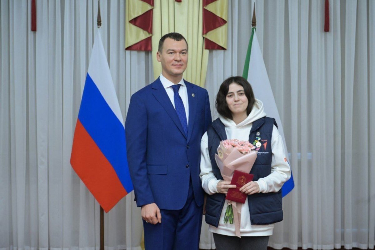    Михаил Дегтярев вручил награды лучшим волонтерам региона