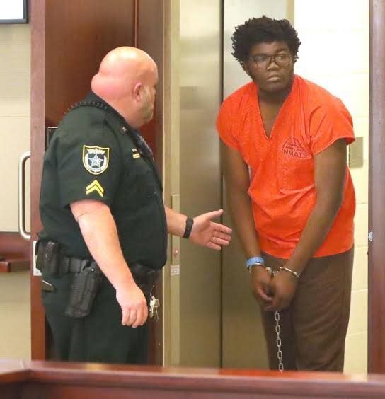 Брендом типа в зале суда 