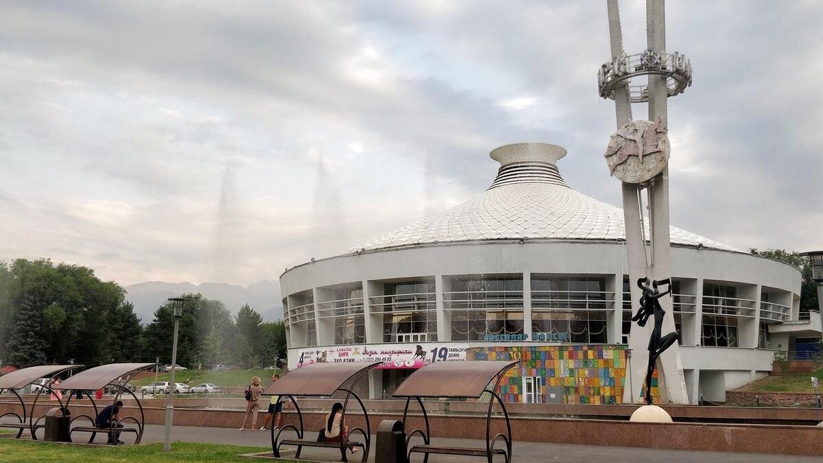    Фонтаны перед цирком в Алматы:NUR.KZ / Петр Карандашов