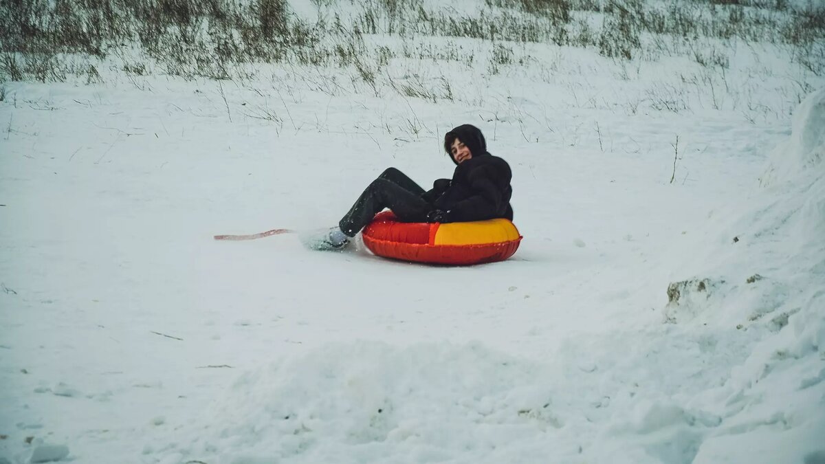     Сверстники отвезли пострадавшего ребенка на санках домой.