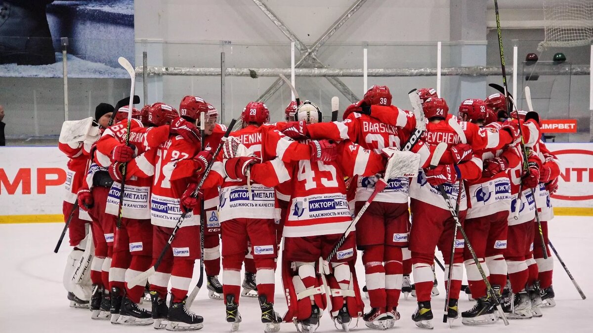     Кажется, «Ижсталь» что-то нащупала. Дело даже не в последней победе над откровенно неслабым пермским «Молотом», который в случае успеха в Ижевске мог возглавить турнирную таблицу ВХЛ. Тут история другая.