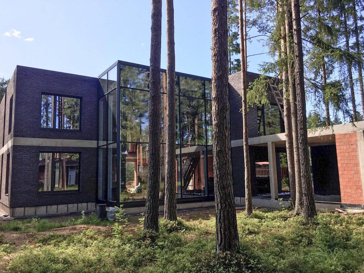 Заканчиваем строительство двухэтажного дома с плоской кровлей в английском стиле. Кровельный пирог состоит из восьми слоев. Финишное покрытие – ПВХ мембрана Logicroof V-RP. 