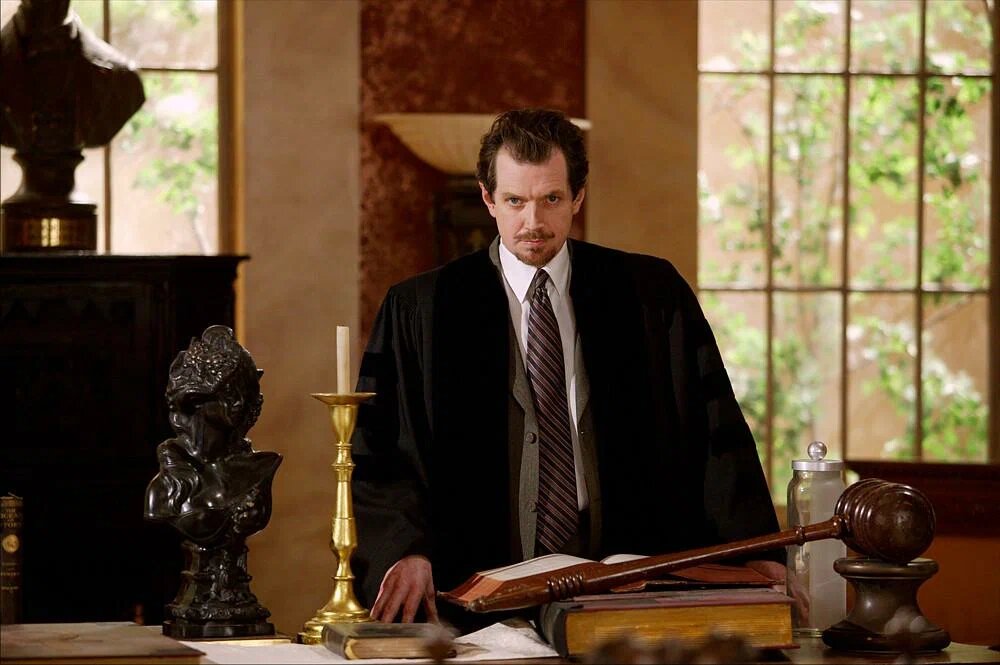 Старейшина Гидеон в школе магии. 