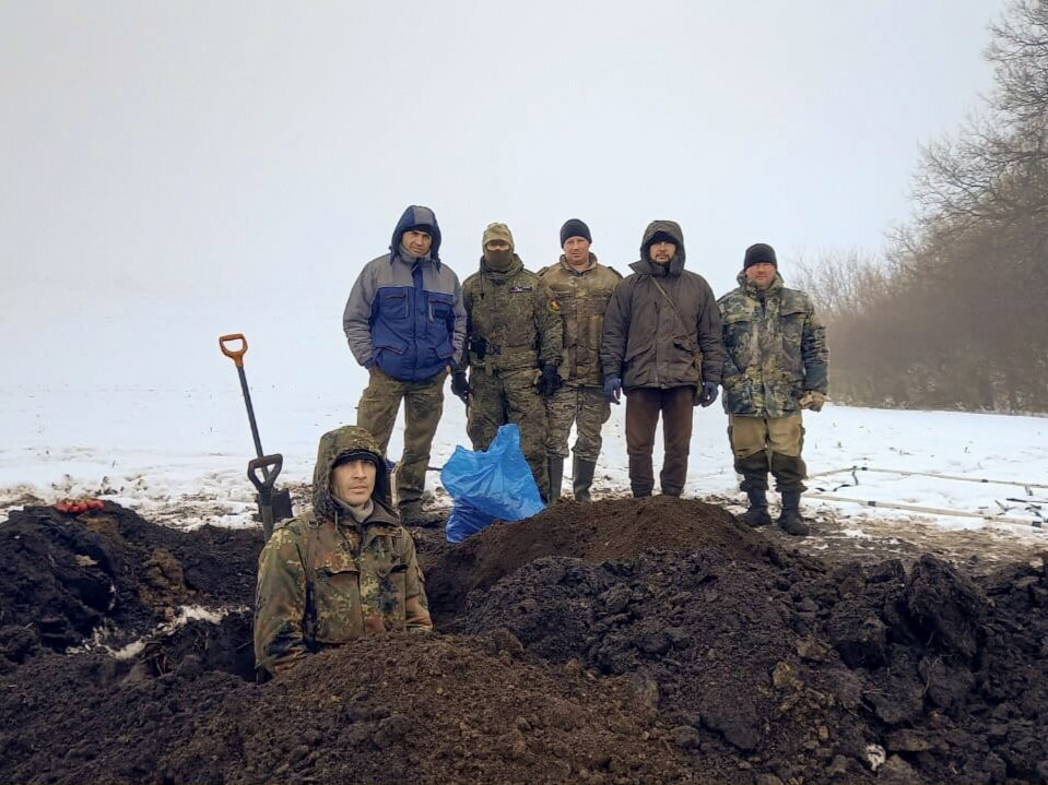 Поисковики клубов «Огненная дуга» и «Фронт». Слева: Сергей Курилов (в яме), вверху: Евгений Курилов, Михаил Бобенко, Андрей Черкашин, Алексей Шапошник, Александр Черных 