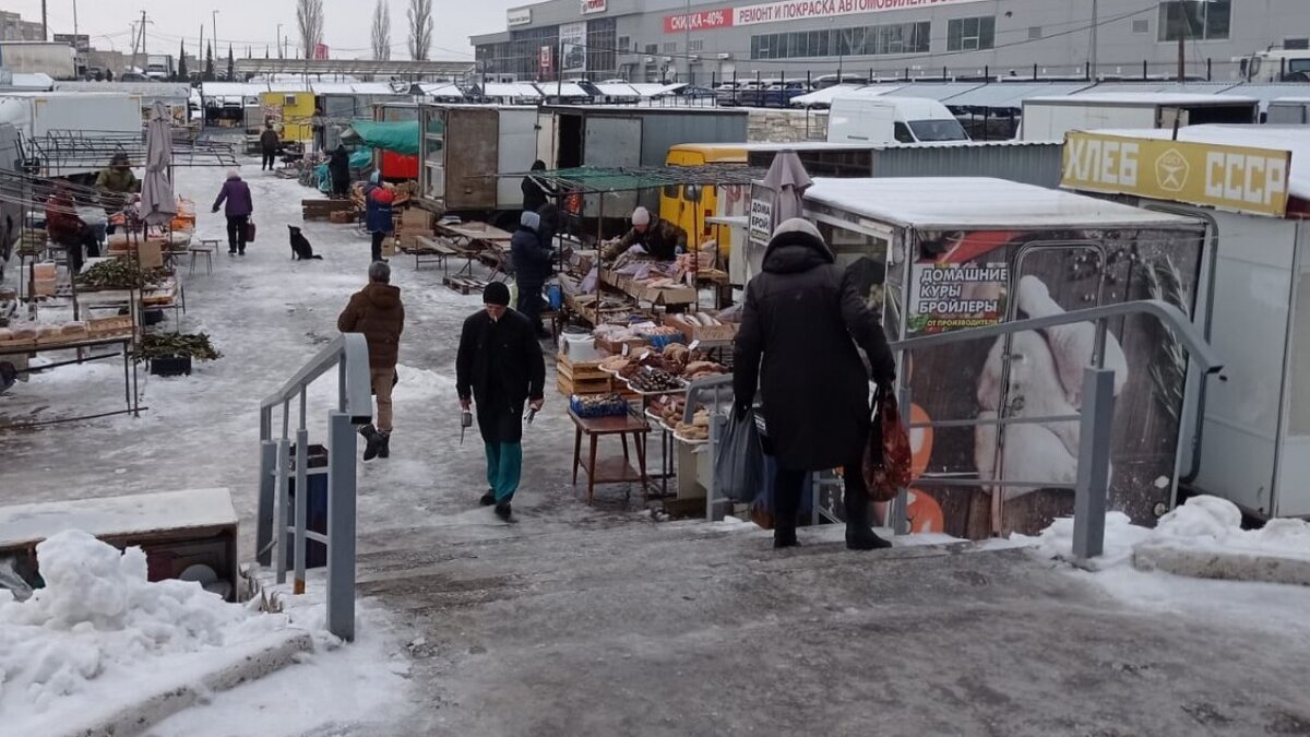   «И хотят, чтоб у них покупатели были!»: рынок в Юбилейном превратился в катокНовости Саратова и области – Сетевое издание «Репортер64»