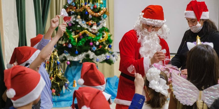   Виктор Андронов в образе Санта-Клауса на празднике в одном из детских домов Ленинградской области.Алёна Бобрович