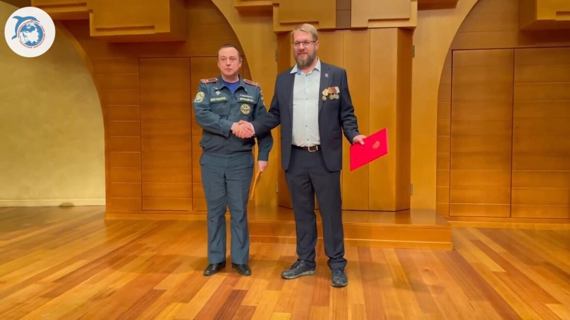    Лидеру Гумкорпуса Эдуарду Логинову вручили медаль МЧС