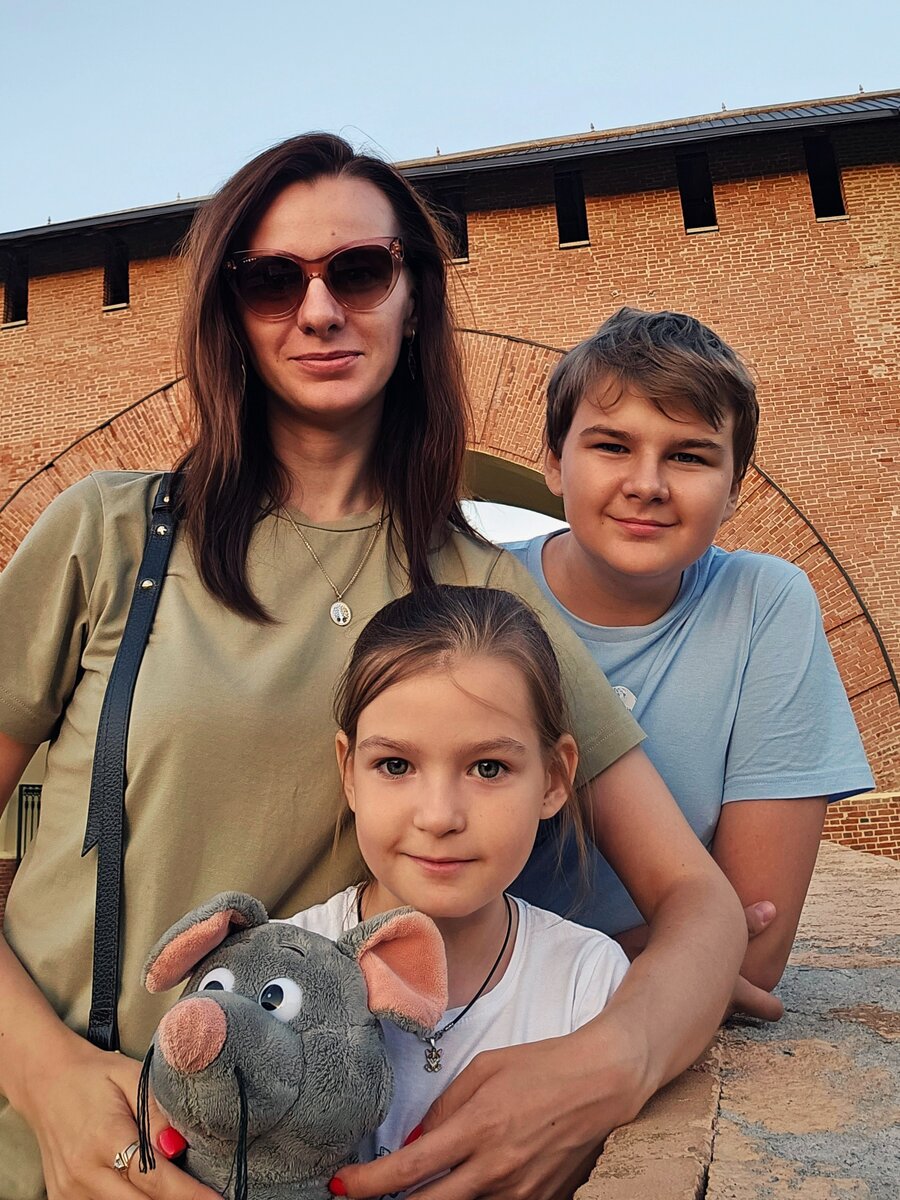 Это наша дружная компания на фоне города, ипотеку в котором я решила брать)