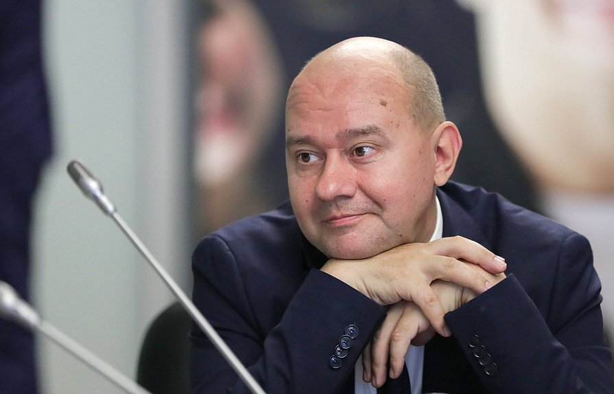 На первом снимке Леонов (на встрече фракции с Голиковой), на втором – Чикатило. Или наоборот?