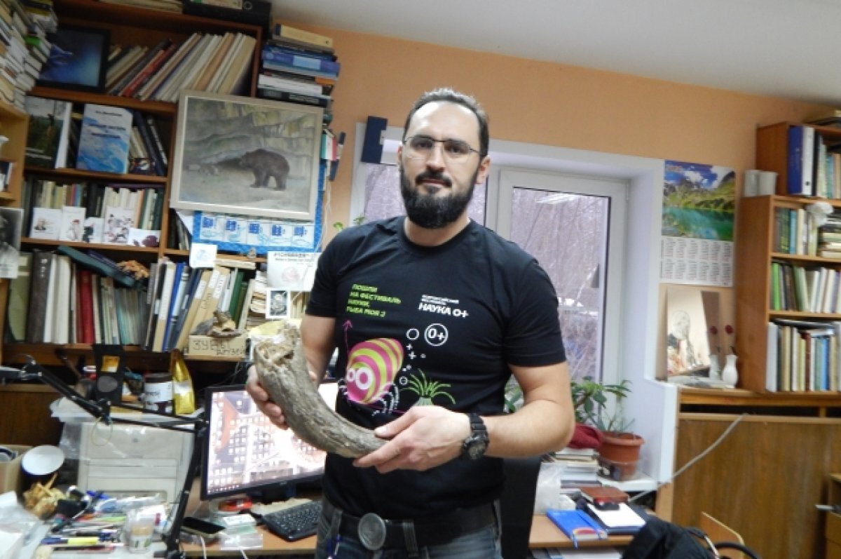    Дмитрий Гимранов со своей первой находкой, с которой начался его путь в науку.